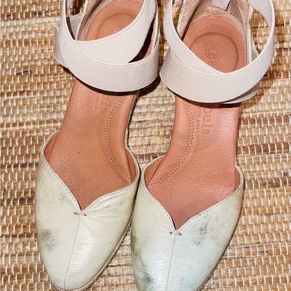 Gentle Souls Cream Women's Flats - Picture 1 of 12